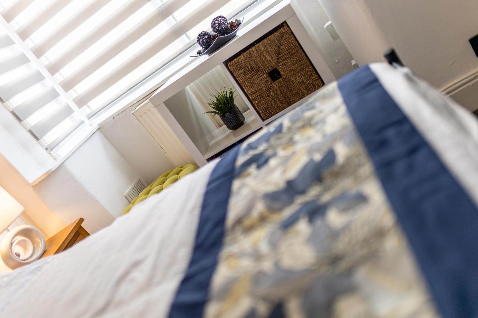 Coronation House By Yourstays - 3 Bedroom House In Newcastle-Under-Lyme Stoke-on-Trent Exterior foto