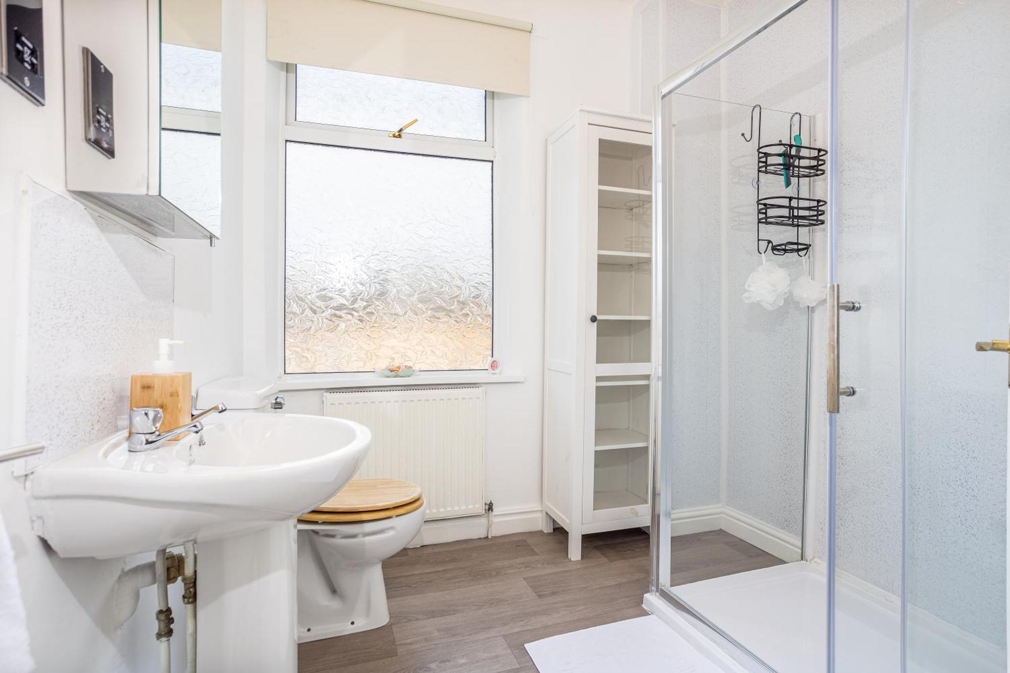 Coronation House By Yourstays - 3 Bedroom House In Newcastle-Under-Lyme Stoke-on-Trent Exterior foto